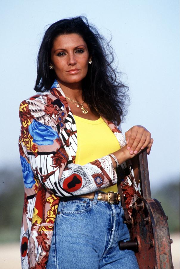 Los estampados barrocos eran también imprescindibles en la época (si has ojeado el álbum de fotos favorito de tu madre donde el despliegue de colores y prints no tiene parangón con el de Olivia Palermo, no hay duda: estamos hablando de los 80).