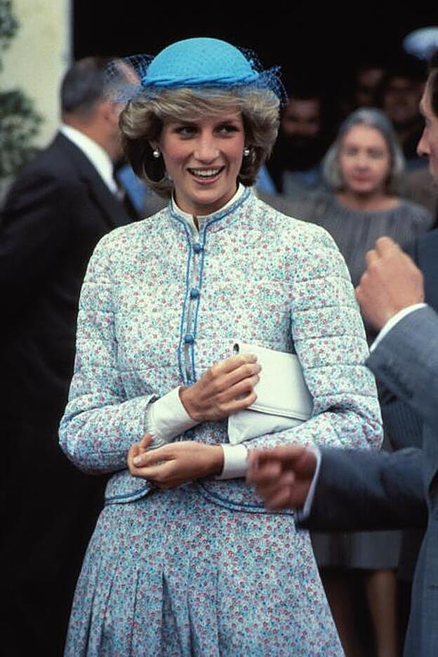 Lady Di guapísima, con sombrero y velo de red y el eyeliner azul marcado.