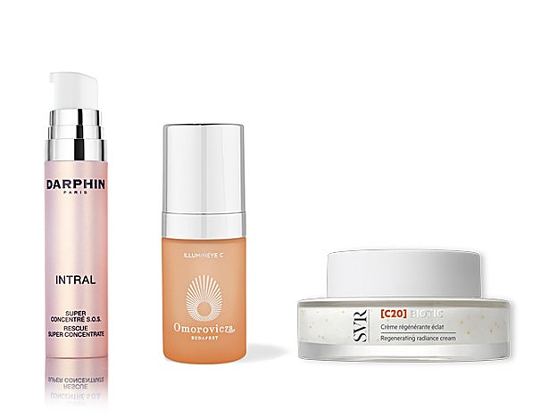 Super Serum Intral de Darphin (110 €/ tratamiento con 4 viales para 4 semanas). Crema Regeneradora e Iluminadora [C20]Biotic de SVR (42,90 €). IlluminEye C de Omorovicza (105 €, en purenichelab.com).