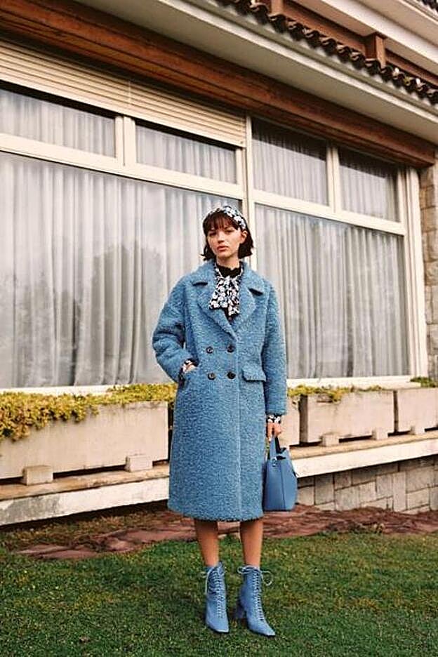 Abrigo de pelo con un color azul vintage precioso de La Compañía Fantástica.