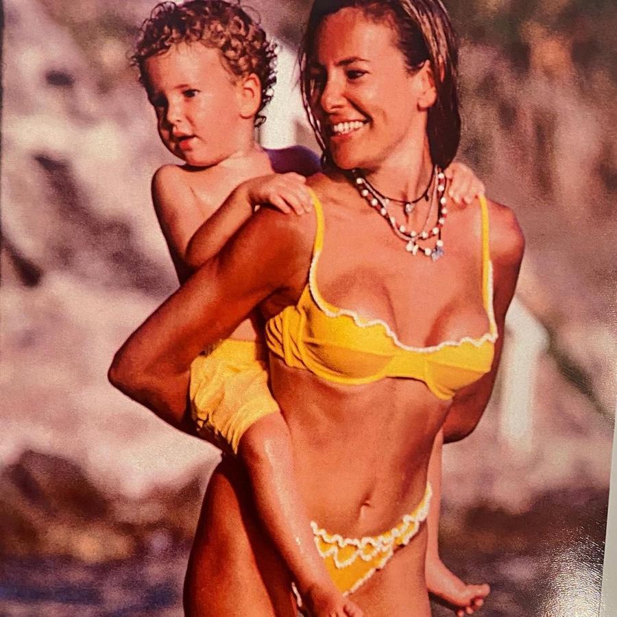 Ella misma lo ha repetido en un sinfín de ocasiones: el hombre de su vida, su gran amor, ha sido, es y siempre será su hijo Álex Lequio. Por eso, cuando el joven falleció a los 27 el pasado 13 de mayo a causa del cáncer, la vida de Ana Obregón se apagó. Desde entonces, la actriz no deja de llorarle en privado y recordarle en su cuenta de Instagram, donde comparte imágenes tan entrañables como esta.