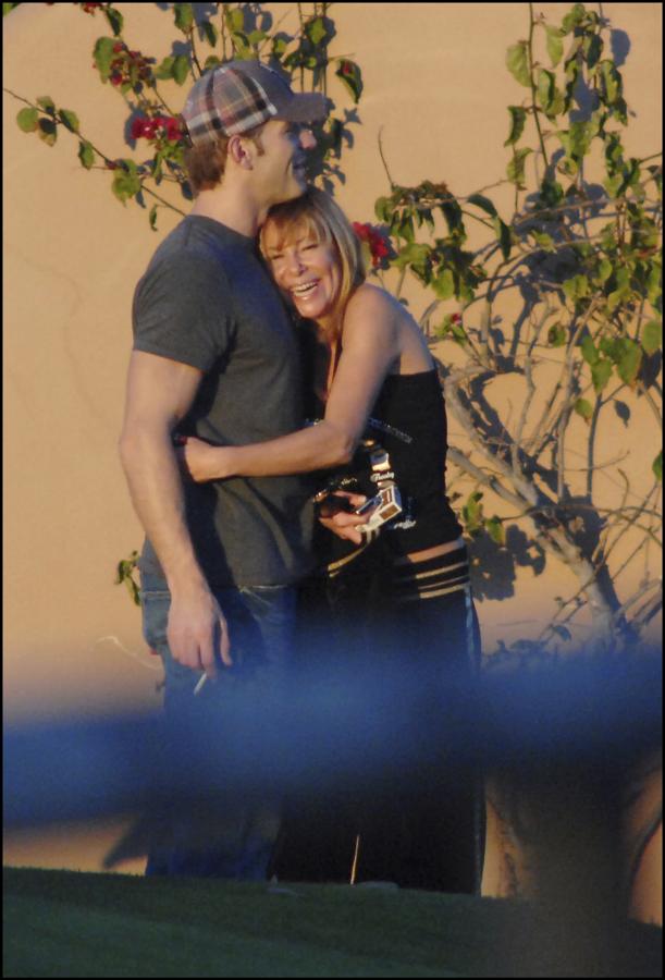 Como todas las grandes estrellas, Ana Obregón también tiene un 'toy boy' en su haber. Se trata de Derek, polaco y 27 años menor que ella, con quien la actriz mantuvo una relación de un año que terminó en 2008. En el comunicado que mandó a la prensa, se culpaba a los diferentes ritmos de vida el fin del romance, pero las malas lenguas aseguran que él la engañaba con otra. La cosa no terminó bien, sobre todo, cuando él poco después de romper inició un idilio con  Susana Uribarri, la actual representante de Obregón . Entonces, estuvieron cinco años sin hablarse.