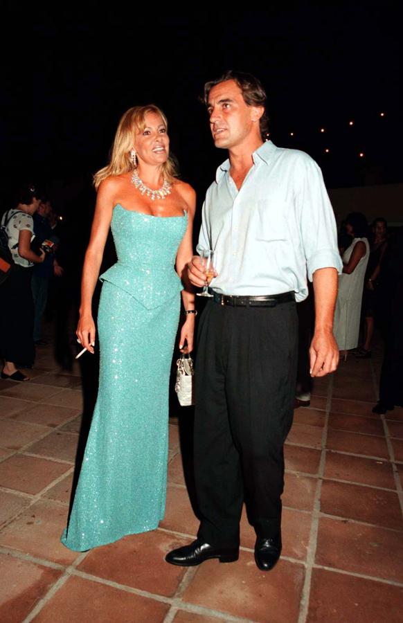 Jorge Juste y Ana Obregón vivieron un largo romance en los '90, donde se prodigaron en fiestas y coparon multitud de portadas juntos. Pero el amor como vino, se fue, y la relación de la actriz y el empresario madrileño quedó en el olvido. Tras la ruptura, y convertido en personaje, él siguió una temporada recorriendo platós, pero su fama se extinguió y hace tiempo que no se sabe de él.