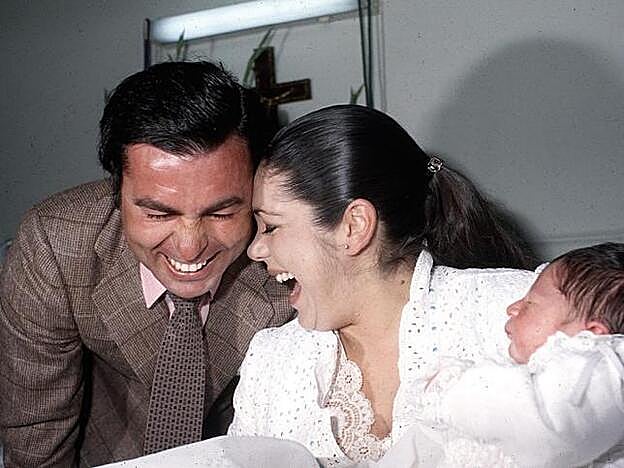 La felicidad absoluta de Francis Rivera Paquirri e Isabel Pantoja el día del nacimiento de su hijo Francisco José, en 1984.