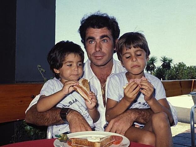 Fracisco Rivera Paquirri con sus dos hijos mayores, nacidos de su matrimonio con Carmen Ordóñez: Francisco y Cayetano.