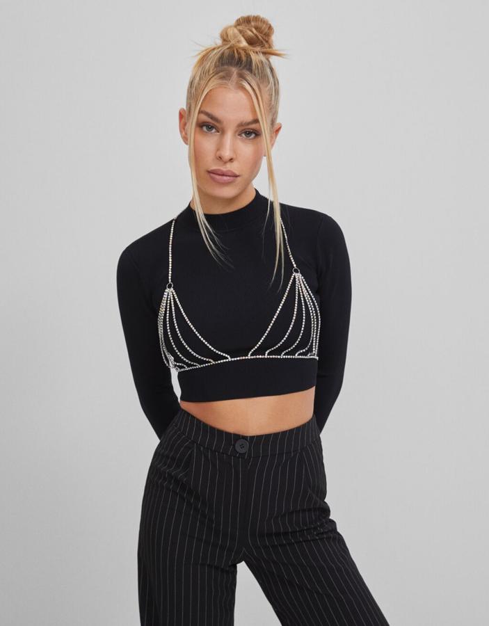 Jersey corto de manga larga con sujetador de strass incorporado, de Bershka.