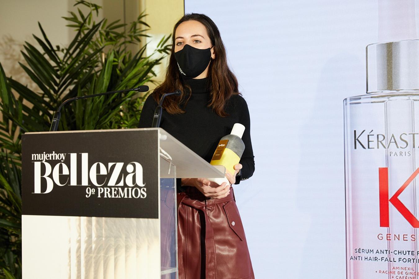 El primer galardón de la ceremonia ha sido para la categoría de Cuidado del cabello, que ha ganado Genesis Sérum Anticaída Fortificante de Kérastase. El premio lo ha recogido María Chiscano, jefe de producto de Kérastase L'Oréal.