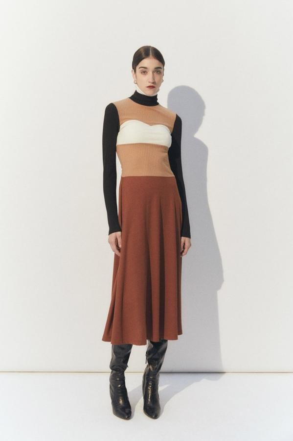 En negro, blanco, salmón y terracota, este vestido largo de canalé en piezas a contraste tiene un precio de 29,99 euros y está disponible en las tallas S, M y L.