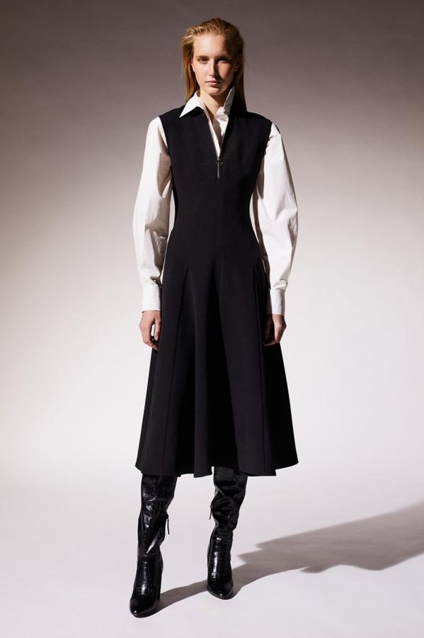 Con falda de vuelo y cuerpo con mangas sisa y cuello de pico con cremallera, este vestido negro tiene un precio de 39,99 euros y en la web se ha agotado en todas las tallas.