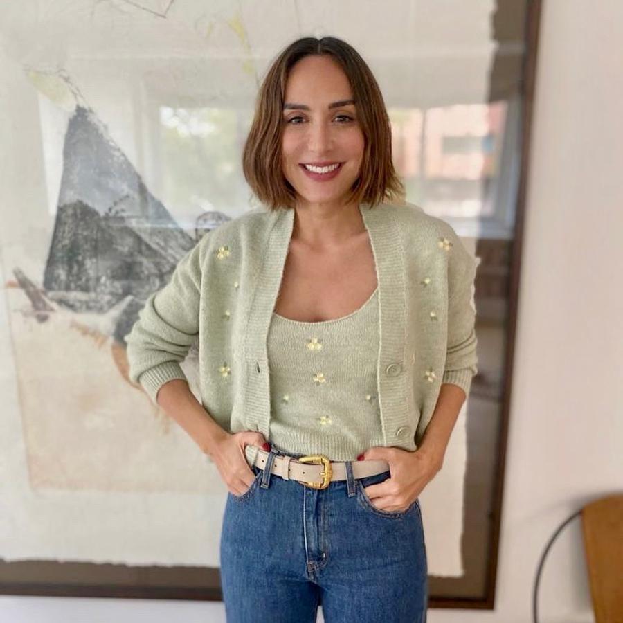 Sin embargo, si buscas un opción más natural y desenfadada, puedes optar por la versión de Tamara Falcó. "Las texturas despeinadas no han desaparecido, se combinan con las más pulidas como muestra de su versatilidad. Un bob en un pelo liso despeinado con el secador tendrá un acabado mucho más divertido. En cambio, muy retro cuando es muy corto con unas ondas solo en las puntas y un acabado brillante y definido. Se trata de explorar, en los matices está la diferencia", nos sugiere Kílian Garrigós de SK Style Barcelona.