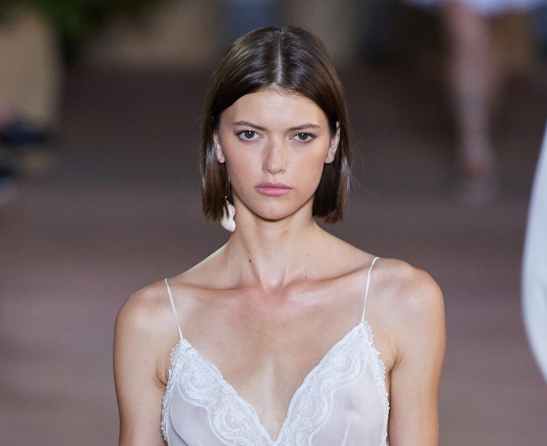 Una de las versiones que puedes escoger del bob es la que apuesta por las líneas verticales pulcras, bien definidas y los contornos rectos. "El bob perfectamente alisado, sobre todo partido en dos con la raya en el medio, nos sorprende por su presencia entre delicada y fuerte. Perfecto para las melenas más lisas sin nada más que añadir que un look contemporáneo y si cabe algún adorno como alguna horquilla joya. Simplemente perfecto", afirma Felicitas Ordás de Felicitas Hair.