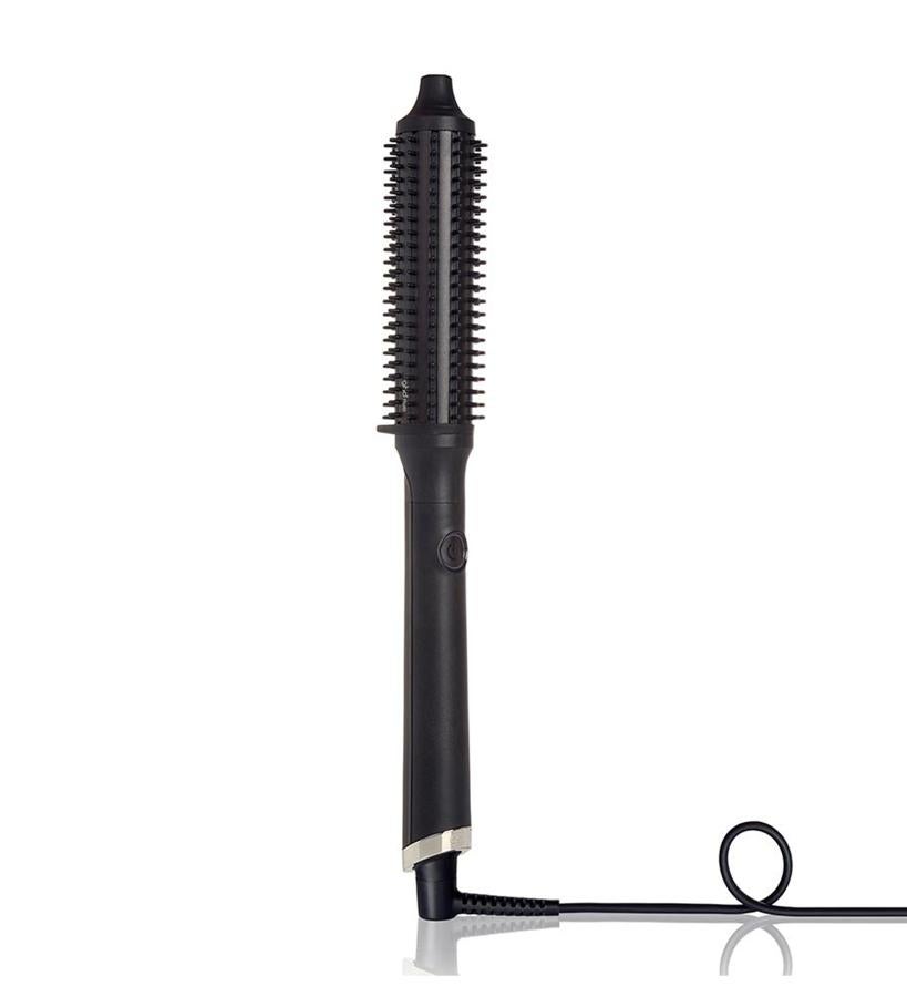 Rise de Ghd es el primer cepillo eléctrico de volumen 3D, con el que se consigue un cabello con dos veces más volumen de raíz a puntas. Combina la tecnología ultra-zone predictiva para conseguir instantánea y fácilmente resultados duraderos sin calor extremo, con sus suaves púas de nylon de 5mm, que ayudan a alcanzar la raíz con mayor facilidad.