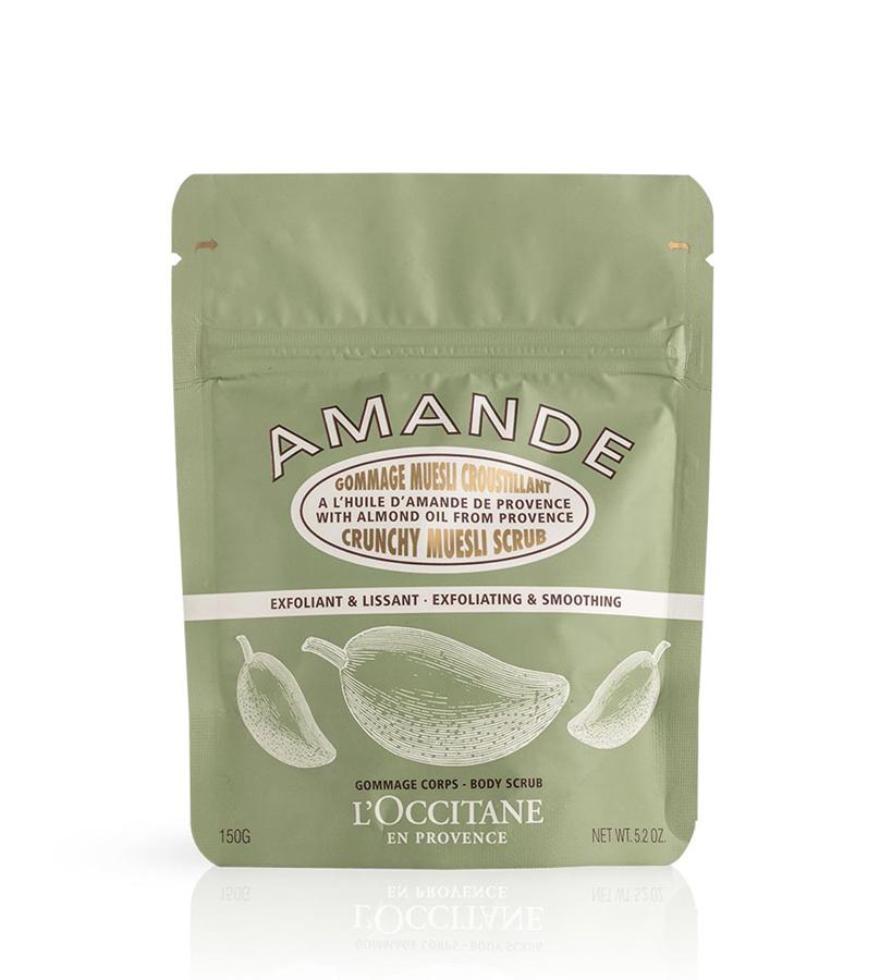 Inspirado en los envases del desayuno y con un 95% de ingredientes de origen natural, Muesli Exfoliante Crujiente de Almendra L’Occitane es un exfoliante corporal a base de copos de almendra y azúcares cubiertos de aceite de almendra dulce. Sus granos eliminan las células muertas de tu piel proporcionando un tono más luminoso.