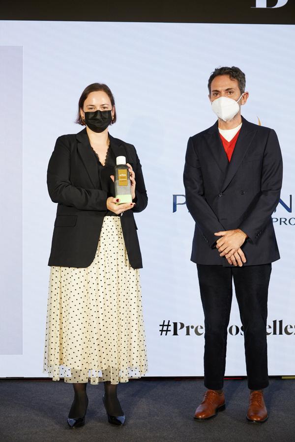 El premio ha sido para Pantene y su campaña protagonizada, entre otros, por Ángela Ponce. Fátima Collarte, directora de marketing de Pantene en España y Portugal, ha recogido el premio y ha dado un discurso en el que ha resaltado las distintas cualidades que tienen las mujeres y el hecho de que no se nos puede etiquetar solo en una. En la foto, junto a Gervasio Pérez, director de Moda y Belleza de Mujerhoy.