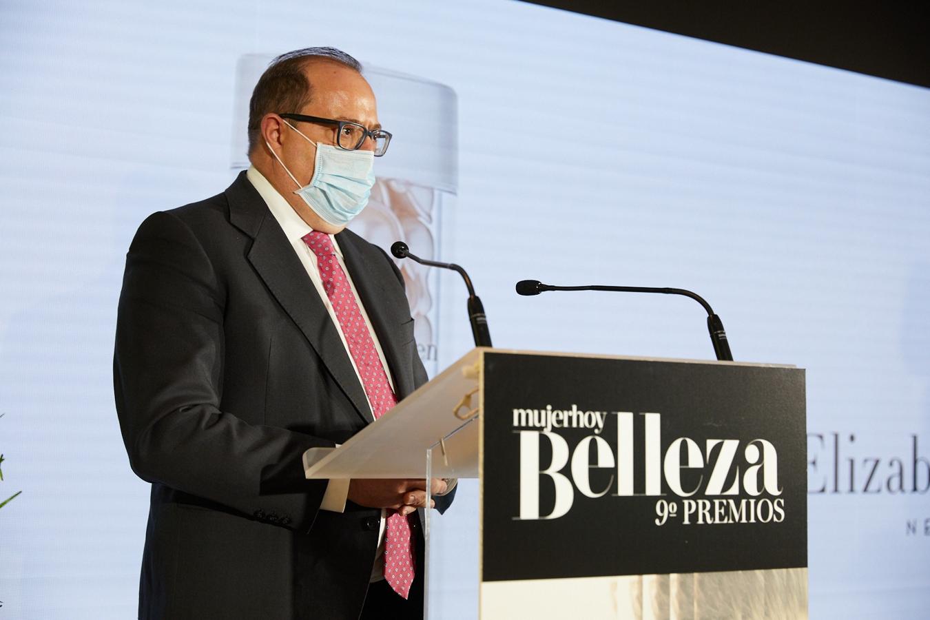 El premio en esta categoría ha sido para Hyaluronic Acid Ceramide Capsules Hydra-Plumping Serum de Elizabeth Arden. Ha subido a recoger el galardón Joaquín Gordon, director general de Elizabeh Arden.