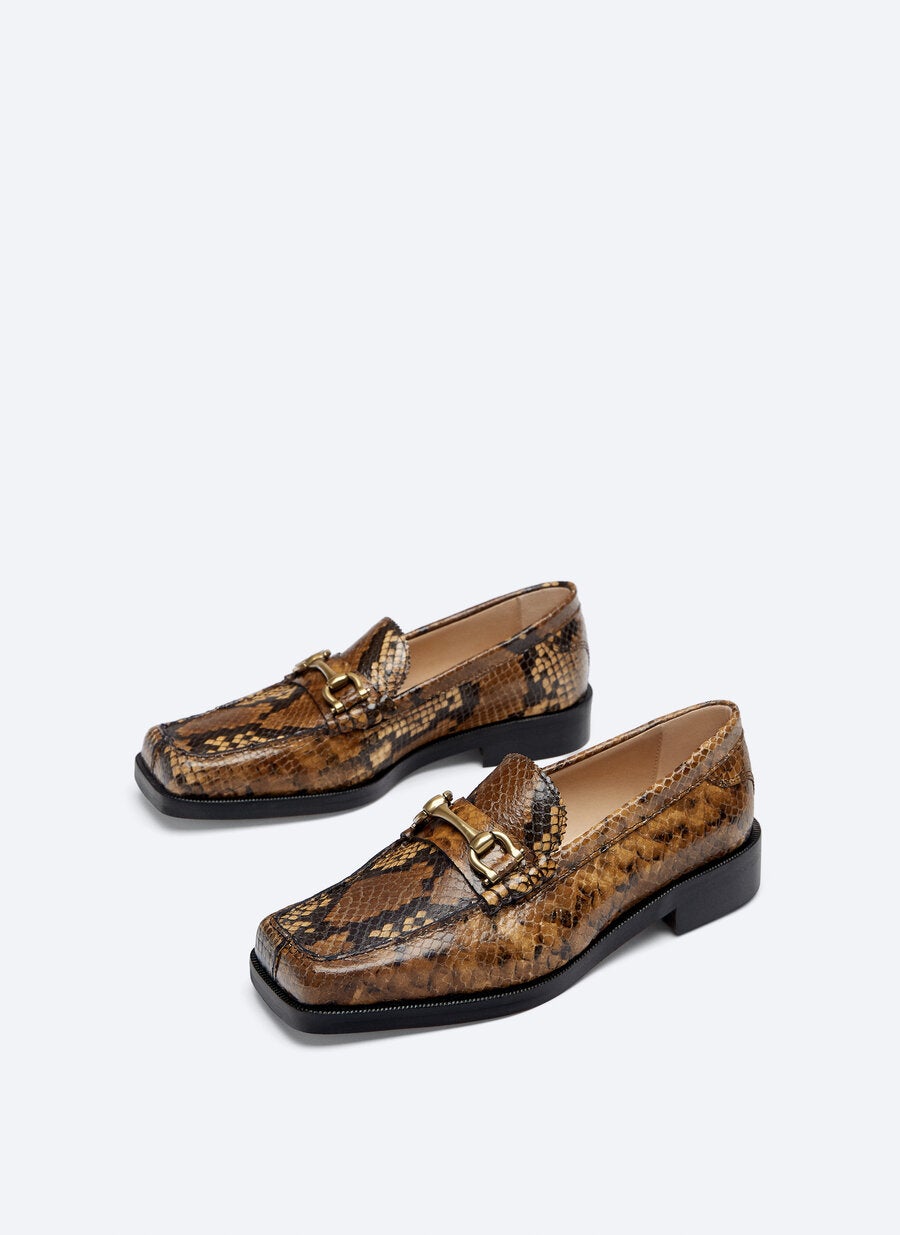 Los zapatos con estampado de serpiente están triunfando esta temporada. Únete a la tendencia con estos mocasines animal print de Uterqüe. (99 euros).