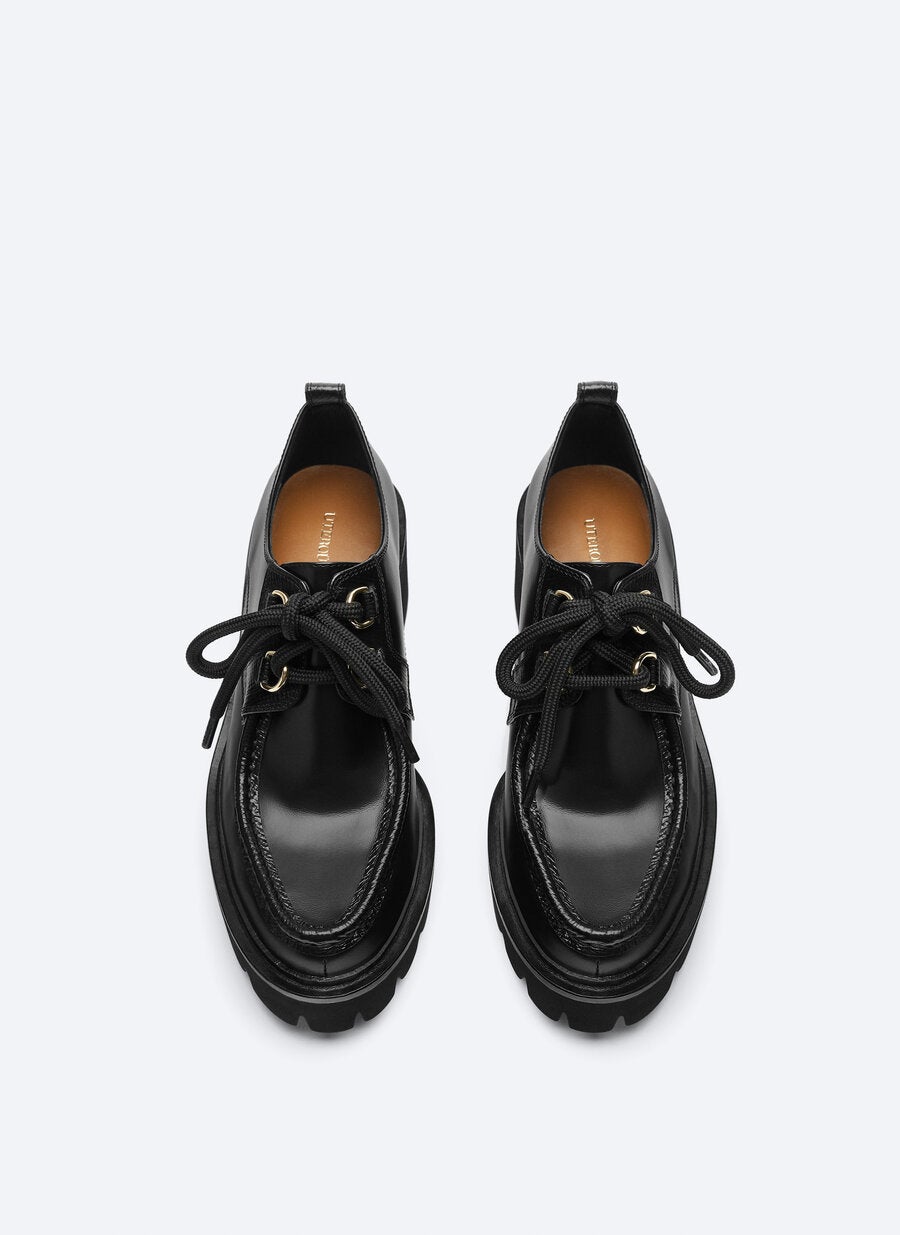 Zapatos acordonados con plataforma track. (99 euros).