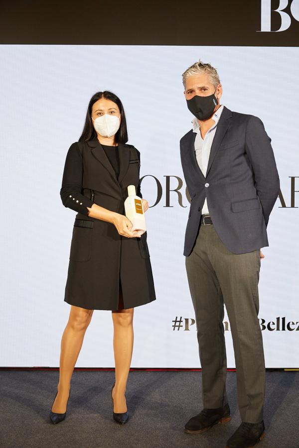 Olivia Manjón, Directora General de Armani, L’Oréal Luxe, ha recogido el premio a la mejor base de maquillaje para Neo Nude de Giorgio Armani. Se lo ha entregado Carlos Álvarez, junto a ella en la foto.
