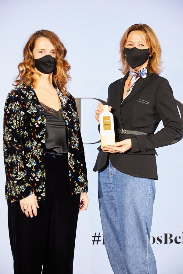 El premio en esta categoría se lo ha llevado la máscara de pestañas DiorShow Iconic Overcurl de Dior y ha sido Sylvie Durcudoy, la directora de comunicación de Parfums Christian Dior, la encargada de recoger y agradecer el premio que le ha entregado Rosa Alonso, Directora de Publicidad del Área Mujer de CMVocento.