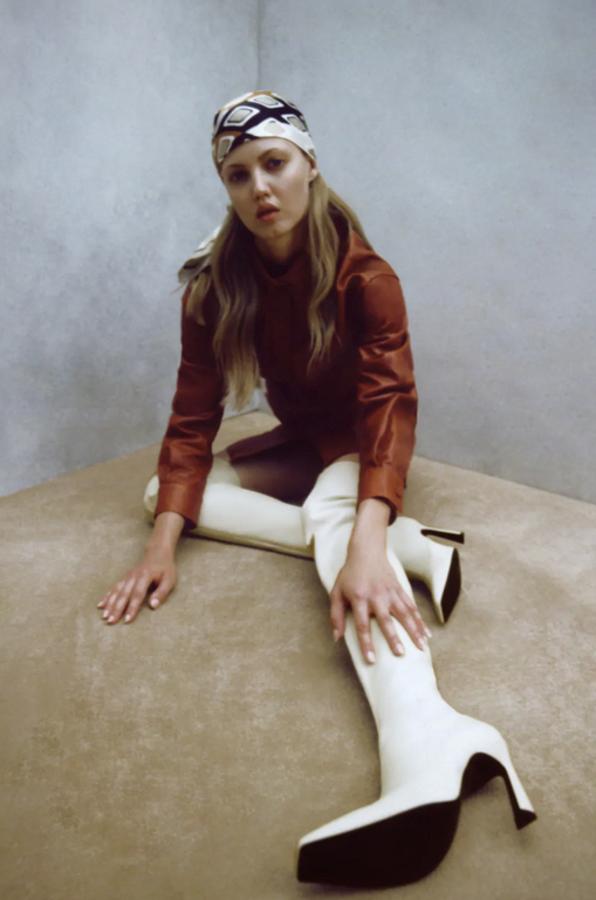 Diseño XL para estas botas de tacón geométrico forrado en color blanco con punta cuadrada. Son de Zara, cuestan 69,95 euros y están disponibles entre los números 35 y 42.