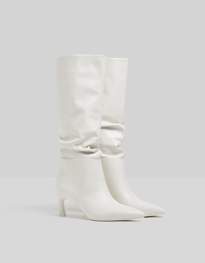 Diseño arrugado para estas botas completamente blancas de Bershka con tacón medio y un precio de 39,99 euros. Están disponibles entre los números 35 y 41.