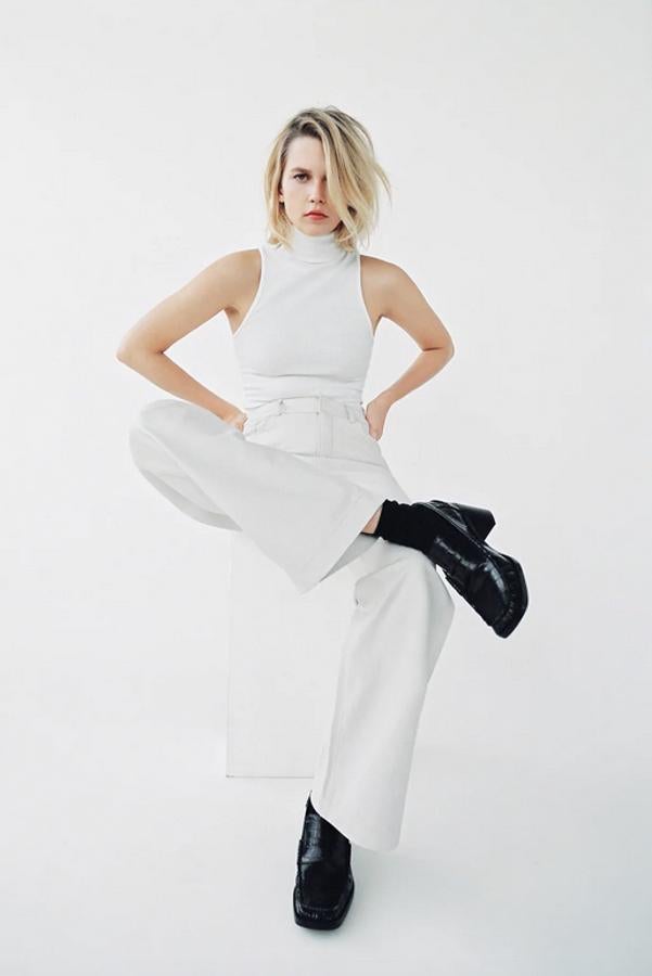 Confeccionado con al menos 85% de algodón orgánico, este top rib de cuello alto de Zara con manga sisa está disponible en cinco tonos diferentes, entre los que se encuentra el lila, el blanco o el gris vigoré. Cuesta 5,95 euros y está disponible en las tallas S, M y L.