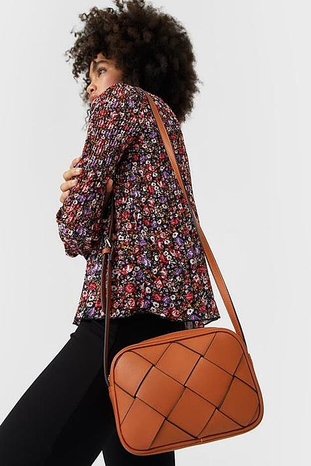 Bolso trenzado de las rebajas de Stradivarius (10,39 euros().