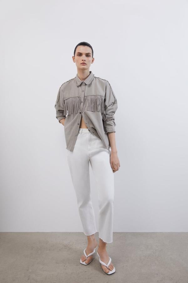 Sobrecamisa vaquera con flecos joya, de Zara (39,95 €).