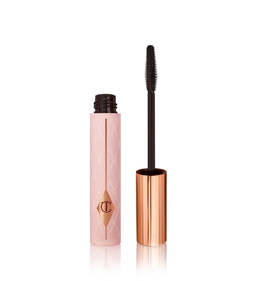 Su cepillo define, alarga y realza gracias a su diseño: dos lados planos para cubrir las pestañas con la máscara y otros dos laterales con cerdas para peinar el producto entre ellas. Las cerdas, en forma de diamante de cada uno de los lados, siguen la geometría del ojo para crear un efecto de abanico, que da la impresión de un ojo más grande. Su efecto lifting dura hasta 24 horas, sin manchas y sin que se transfiera el producto.  Pillow Talk Push Up Lashes de Charlotte Tilbury  (29 €).