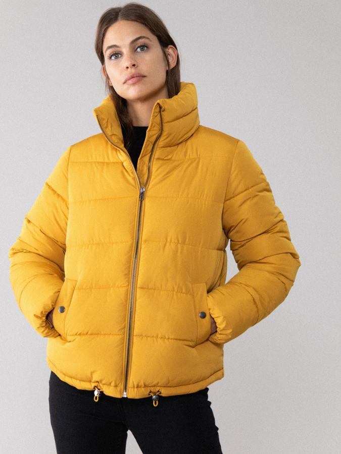 Disponible en mostaza o caqui, este plumífero tipo cazadora cuenta con cuello subido y ajustadores en el bajo. Confeccionada en tejido suave, es de Lefties y está rebajado, ahora tiene un precio de 18,19 euros.