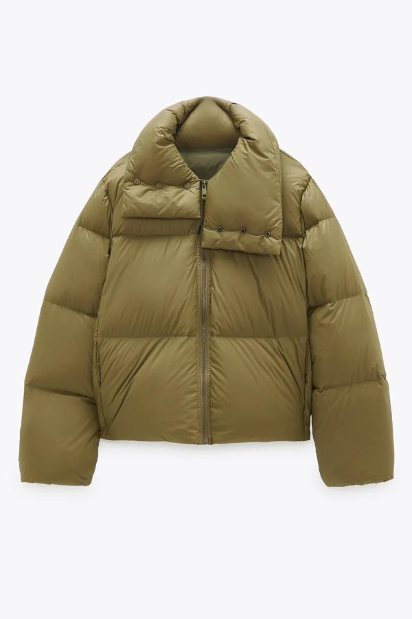 Este plumífero de Zara de edición limitada en color verde aceite cuenta con cuello subido y manga larga acabada en puño ajustable con cordones elásticos. Con cierre frontal con cremallera, tiene un precio de 49,95 euros.