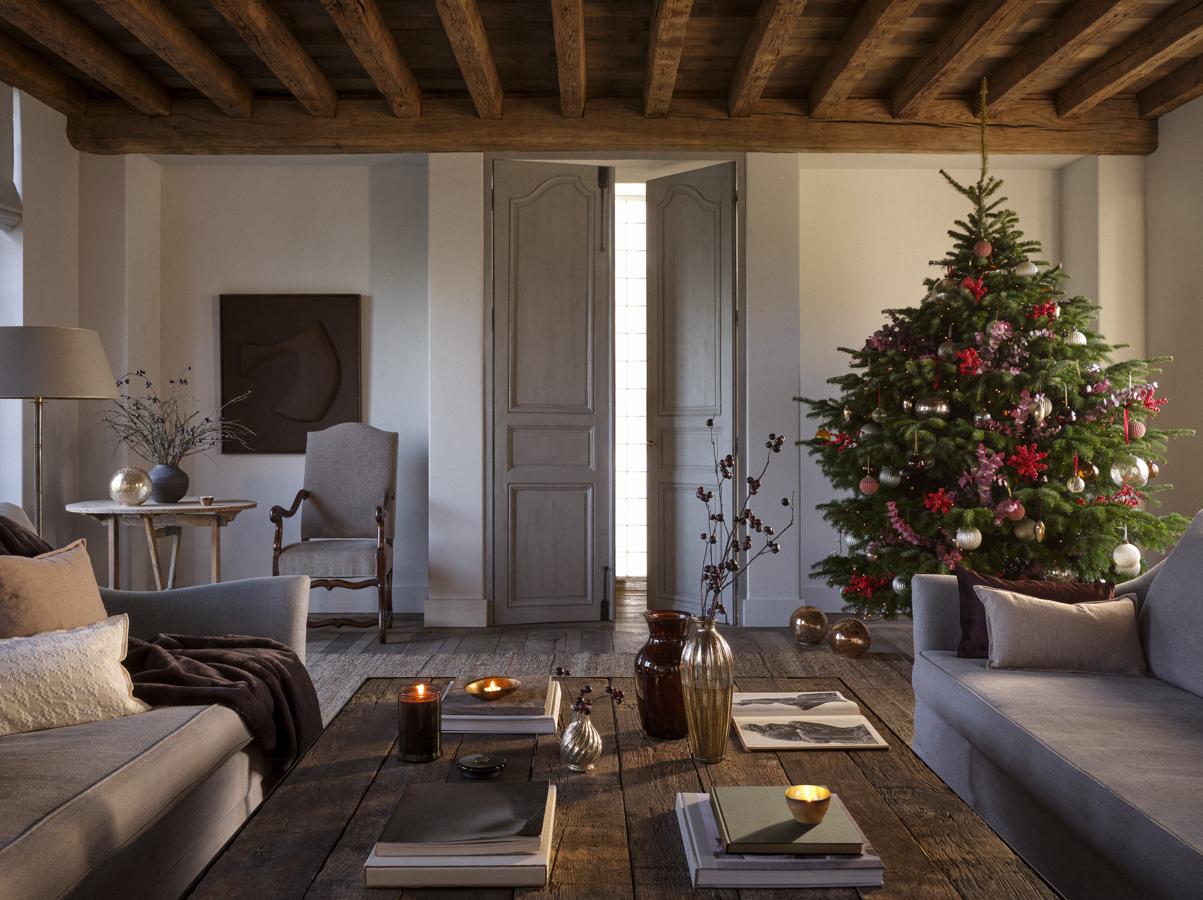 El árbol de Navidad se convierte en el elemento protagonista de la decoración de nuestro hogar estas Fiestas, según Zara Home, que nos propone vestirlo de rojo y dorado, en un juego de tradición muy elegante. Aquí tienes  21 ideas más para elegir los adornos de tu abeto .