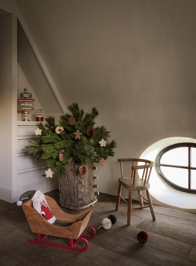 Cualquier rincón es bueno para llevar a nuestro hogar la magia de la Navidad. El trineo de madera cuesta 39.99 euros, el conejito de peluche, 17.99 euros, y la señal que nos lleva al Polo Norte, 19.9 euros.