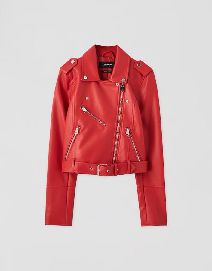 Biker de efecto piel con cremalleras, de Pull & Bear (25,99 €).