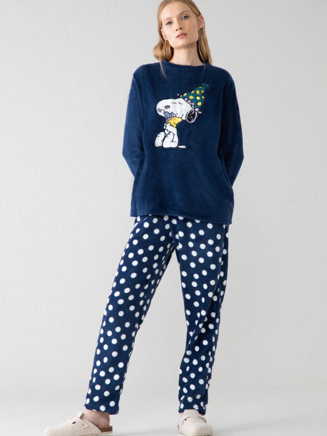 En color azul marino y con tejido polar, este pijama con estampación de Snoopy en la camiseta y pantalón largo de cintura elástica. Tiene un precio de 19,99 euros.