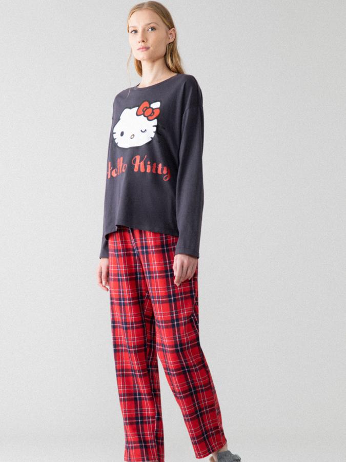 Con pantalón de franela con estampado de cuadros en color rojo y camiseta de manga larga con cuello redondo e imagen de Hello Kitty, este pijama tiene un precio de 15,99 euros.