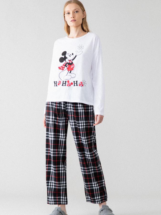 Mickey Mouse es el protagonista de este pijama de franela compuesto por camiseta de manga larga y cuello redondo y pantalón de cuadros. Tiene un precio de 15,99 euros.
