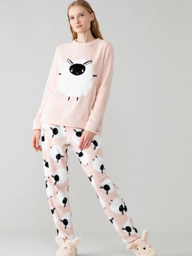 En tejido polar, este pijama rosa con estampado de ovejas cuenta con una parte de arriba con cuello redondo y pantalón largo con cintura elástica. Tiene un precio de 17,99 euros.