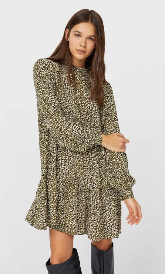 Con estampado en color verde, este vestido corto con escote subido y manga larga cuenta con bajo acabado en volante y tiene un precio rebajado de 15,99 euros.