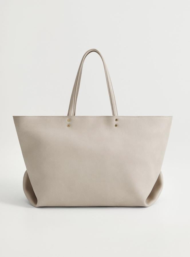 En color gris, este bolso shopper tamaño grande con efecto de piel abatanada cuenta con doble asa corta y cierre de cremallera superior. Es de Mango y tiene un precio de 29,99 euros.