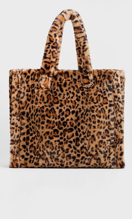 Con estampado de leopardo y tejido de pelo, este bolso tipo shopper cuenta con dos asas y cierre mediante cremallera. Es de Stradivarius y tiene un precio de 19,99 euros.