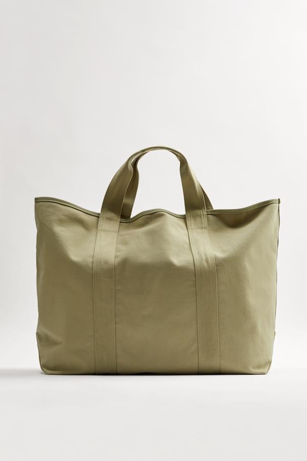 En color verde claro, este bolso de mano tipo shopper tamaño maxi cuenta con bolsillo interior y tiene un precio de 19,95 euros. Es de Zara.