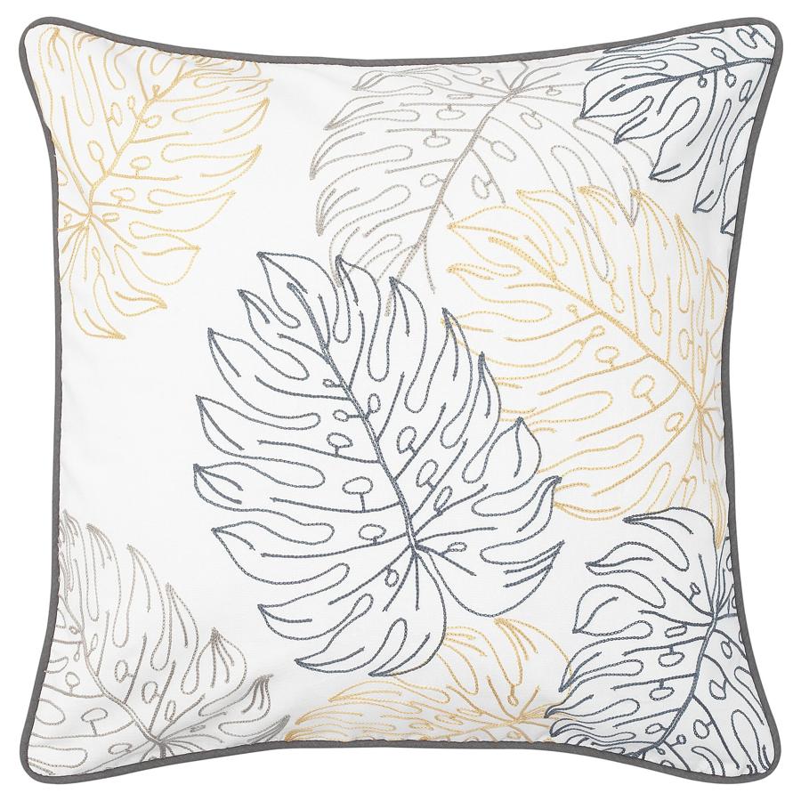 En color blanco y con hojas bordadas en varios tonos, esta funda de cojín de 50x50 centímetros tiene un precio de 10 euros.