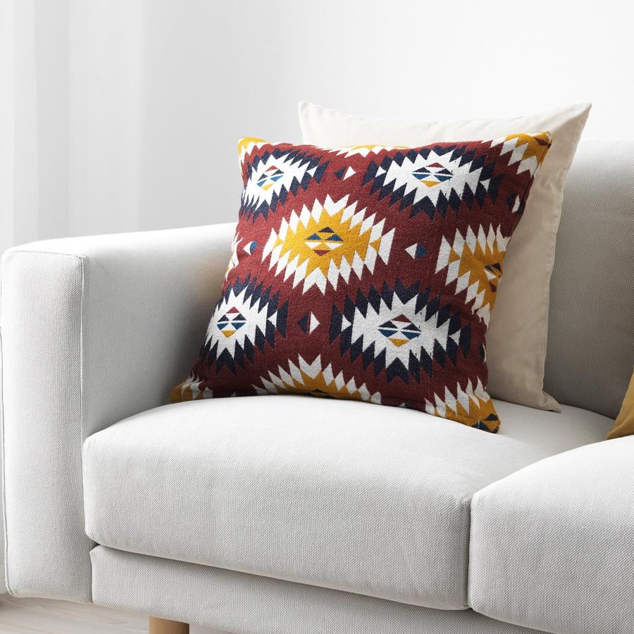 En tonos granate, mostaza y blanco, esta funda de cojín con medidas de 50x50 centímetros tiene un precio de 10 euros.