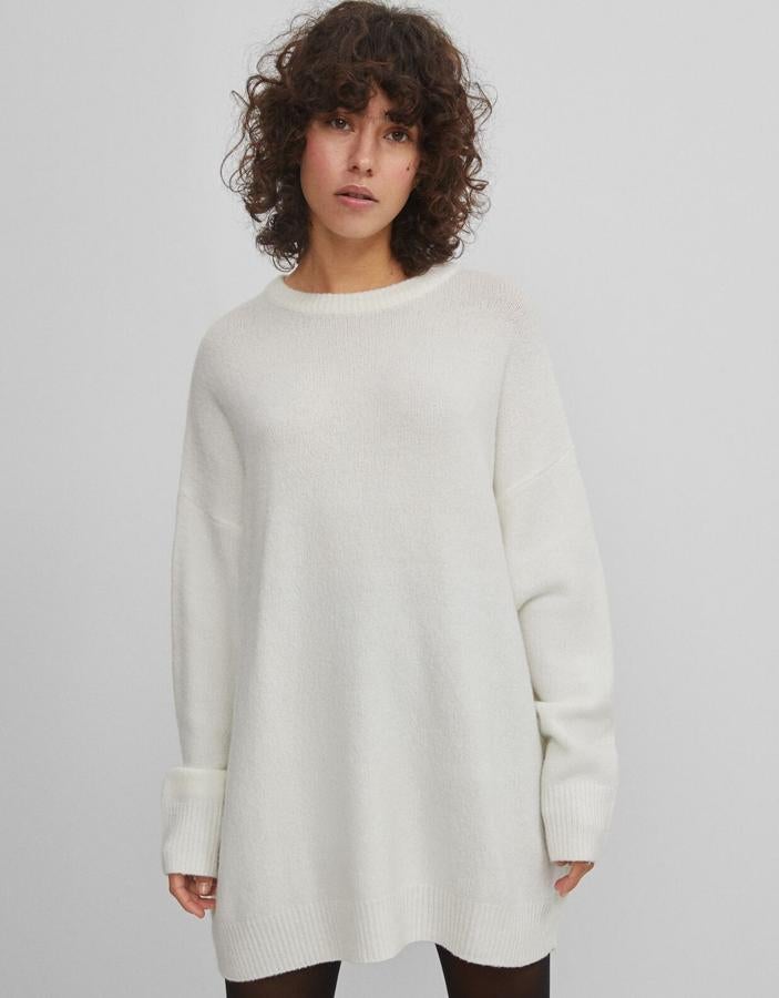 Disponible en varios colores, este jersey oversize en tejido suave y cuello redondo es de Bershka y tiene un precio de 22,99 euros.