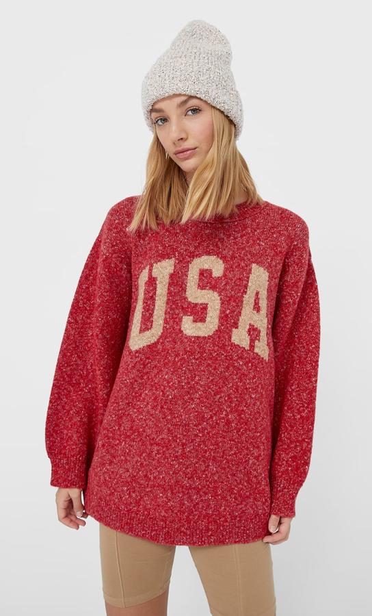 En color rojo y disponible en otros colores, este jersey oversize de cuello redondo es de Stradivarius y tiene un precio de 25,99 euros.