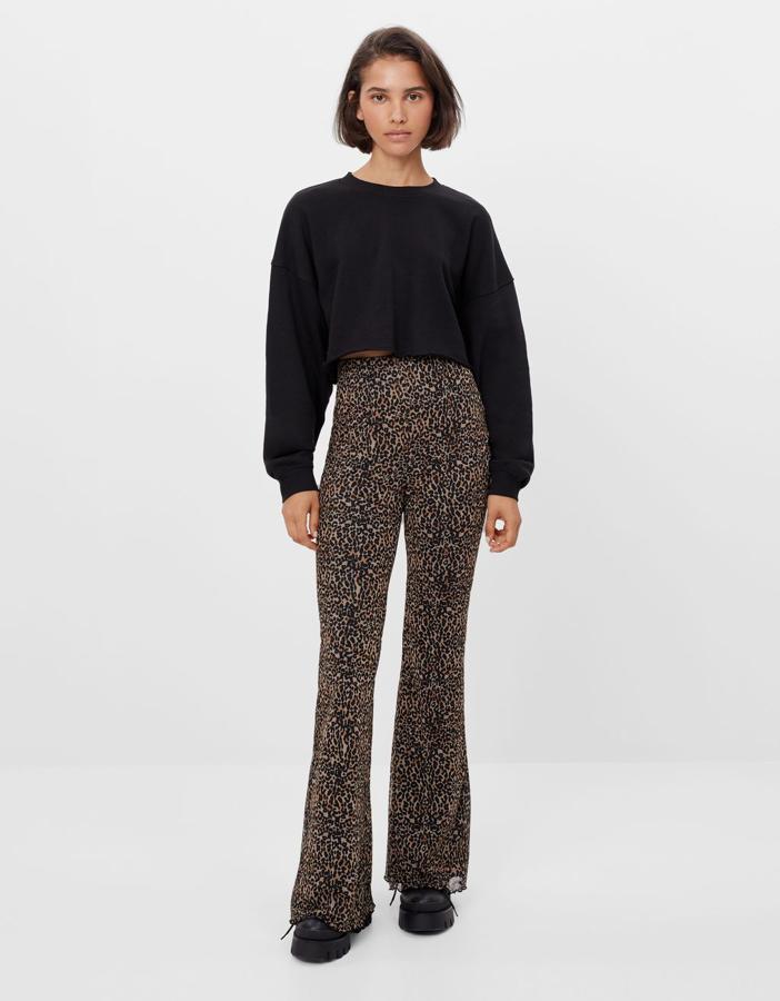 Fotos: 15 pantalones flare que quedan perfectos con botines pero también con deportivas