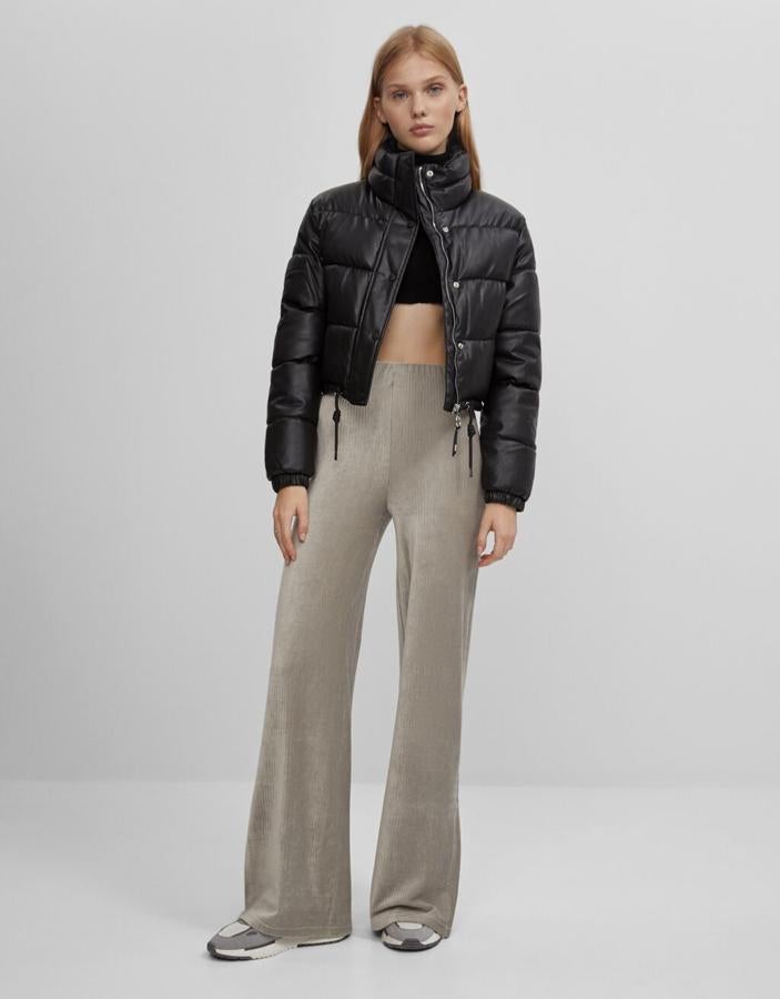 Fotos: 15 pantalones flare que quedan perfectos con botines pero también con deportivas