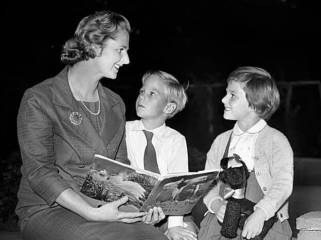 Los gemelos y Thatcher en 1959, cuando su madre fue elegida miembro del Parlamento.