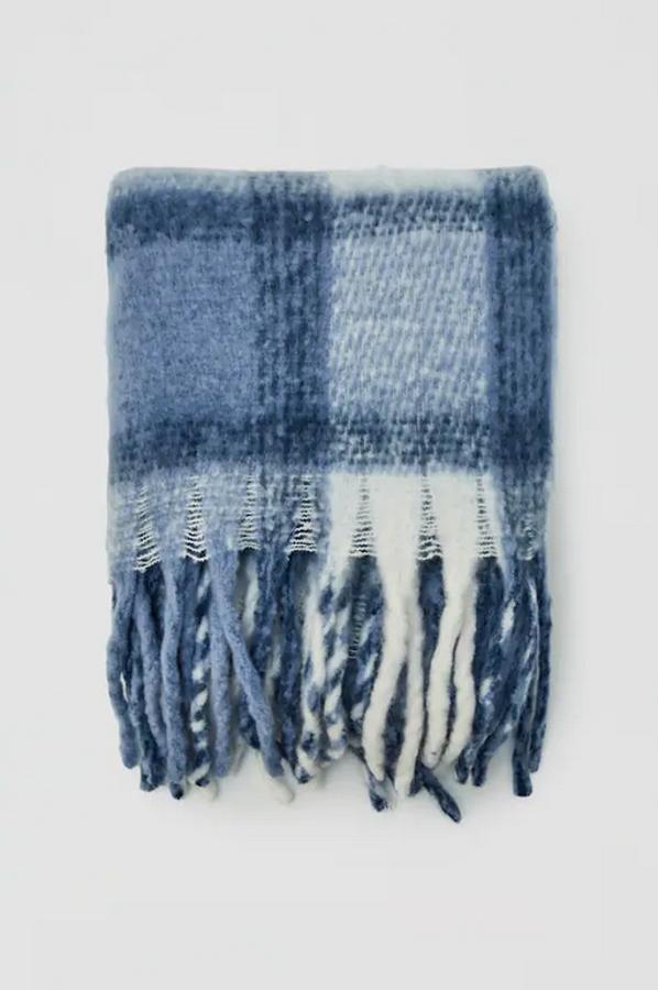 Azul en varios tonos y blanco para esta bufanda con flecos de Pull&Bear que cuesta 12,99 euros.